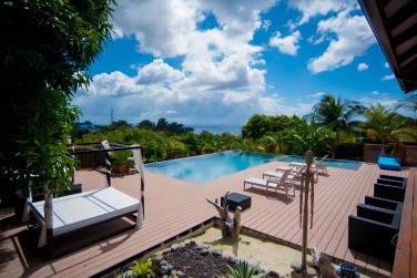 Magnifique vue paradisiaque et panoramique de votre cabane sur une piscine panoramique