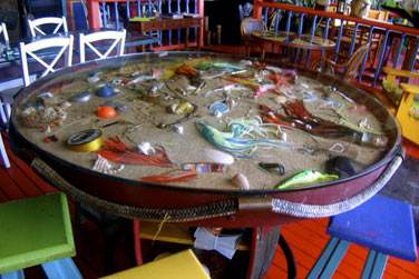 Repas autour d'une table originale et colore