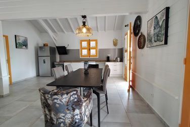 La cusine ouverte sur le coin salle  manger