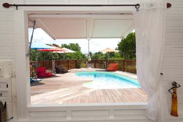 Depuis la piscine principale, la vue surplombe l'le de Marie-Galante