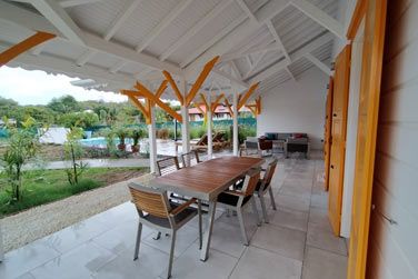 La table  manger extrieure