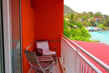Avec son balcon et sa superbe vue sur la baie des Saintes