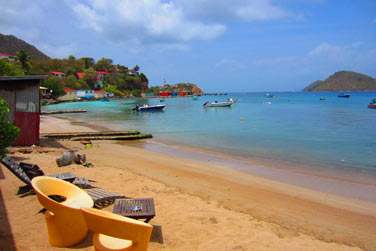 Avec un petit espace dtente lounge sur le petit bout de plage