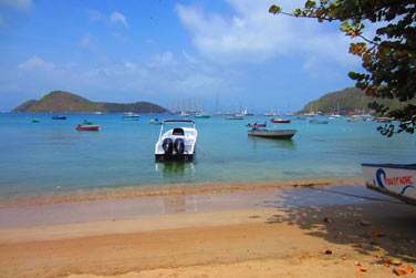 Cette petite plage se trouve au bord de l'htel L Bleu