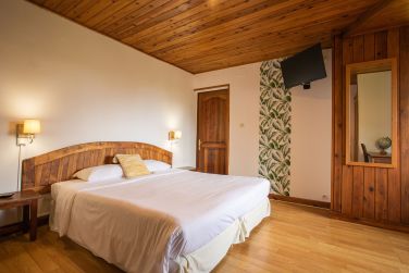 Une chambre spacieuse cosy et aux dcors boiss et reposants