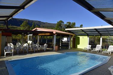 Cet htel est dot d'une petite piscine