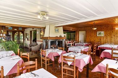 Dcouvrez la grande salle de restaurant avec sa chemine et son style rustique