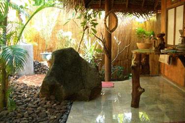 La salle de bain situe dans un jardin privatif