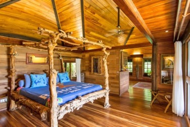 dans un magnifique bungalow aux mat�riaux locaux avec une vue sur le lagon