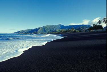 ses mystrieuses plages de sable noir...