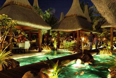 Un restaurant et un bar lounge sont