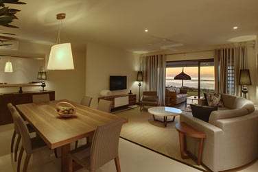 Le salon de l'appartement front de mer donne directement sur la mer !