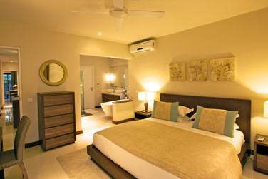 Les chambres sont vraiment spacieuses et ouvertes sur une belle salle de bain moderne