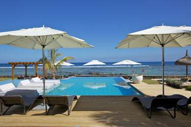 Rendez-vous  Leora Beach pour des vacances relaxantes au bord de la piscine