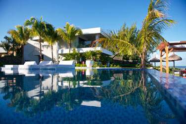 La piscine est commune aux 12 appartements et accessibles uniquement aux rsidents de Leora Beach