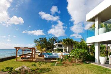 Des kiosques pour vos repas en plein air, une piscine face  la mer...