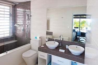 Les salles de bain sont modernes et spacieuses