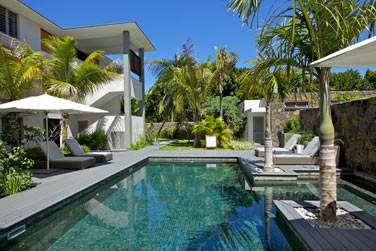 Le complexe dispose d'une piscine  l'arrire du complexe