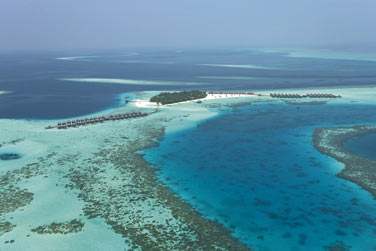 ... Dcouvrez une le  la vgtation luxuriante borde de sable d'un blanc tincelant