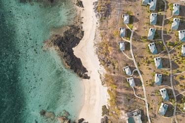 La situation exceptionnelle, les pieds dans l'eau, en bordure de la magnifique plage d'Anse Ally