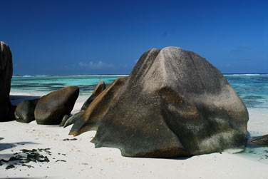 Admirez des paysages typiquement seychellois avec ses gros rochers de granit