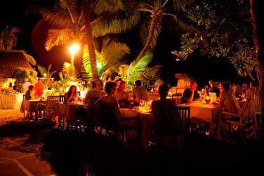 Ambiance conviviale avec dner les pieds dans le sable