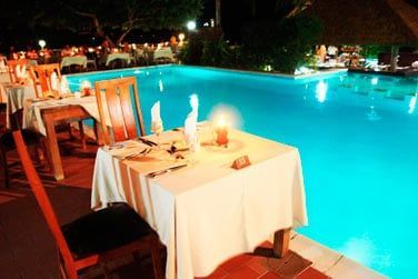 Dner romantique  la lueur des bougies