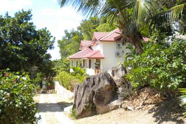 Le sentier vous mnera  votre chambre ou bungalow