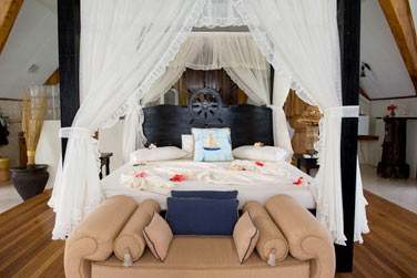 avec son lit  baldaquin