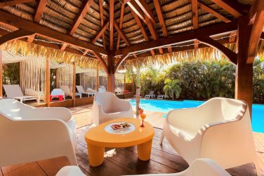 Retrouvez en amis ou en famille autour des tables en terrasse ct piscine