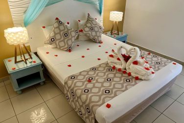 Voici le studio Tout Confort et son lit joliment dcor