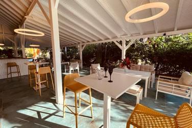 Que ce soit au bar ou en terrasse, vous pourrez dguster de dlicieux cocktails