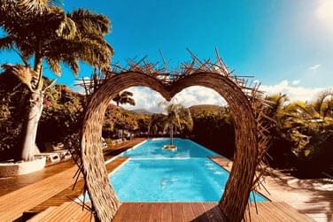 Voici la Piscine du Tropicana Suites