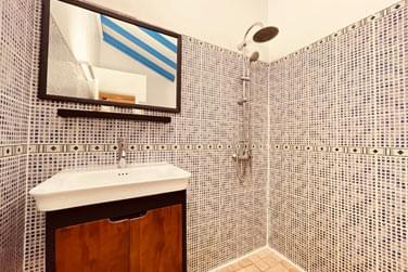 Une salle de bain aux couleurs boises