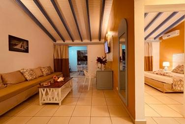 Le salon de la suite avec Sjour est lumineux aux couleurs vives et ptillantes