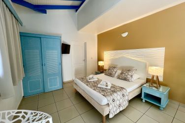 Profitez d'une chambre spacieuse et d'un lit King Size confortable