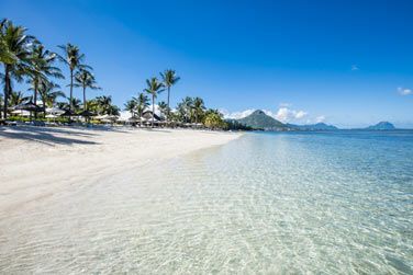 Bord par une plage de sable blanc de prs d'1,5 km