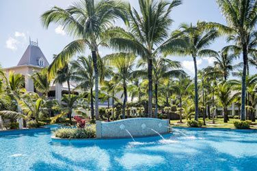 La piscine au coeur de la vgtation luxuriante