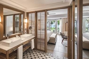 La salle de bain de la chambre Deluxe vue mer