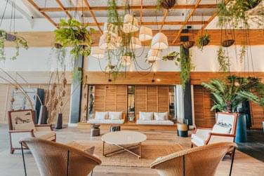 Le hall dentre spacieux et lumineux au design moderne et artistique