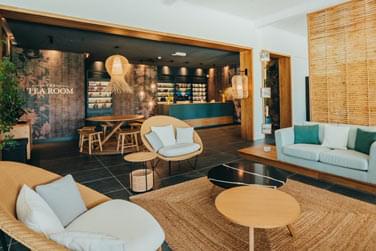 Installez-vous dans lune des confortables alcves du salon de th