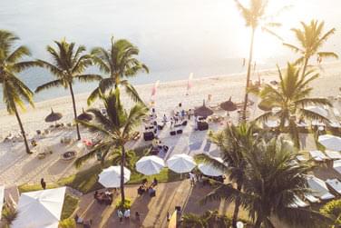 La vue sur la belle plage qui longe le Sugar Beach