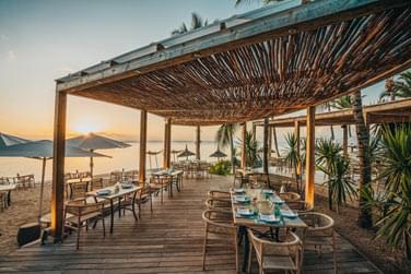 L'un des restaurants face  l'ocan