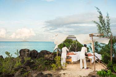 Optez pour un massage sur Gran Zil face au lagon...