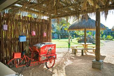 Le restaurant Taba J pour un djeuner les pieds dans le sable  l'ombre d'une paillote