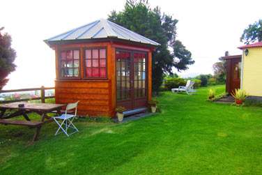 Dans le jardin se trouve un petit kiosque quip pour un en-cas ou un petit djeuner