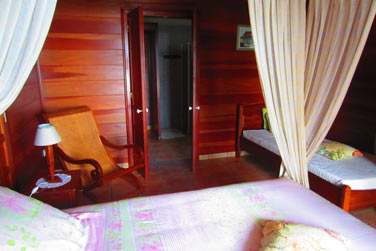 Les chambres sont communicantes et possdent une salle de bain privative