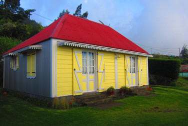 Les 2 chambres se trouvent dans cette petite maison crole juste  ct de la maison des propritaires