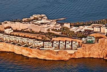 Situ au creux de la magnifique baie d'Al Jissah, l'htel est bord par une magnifique plage de sable blanc
