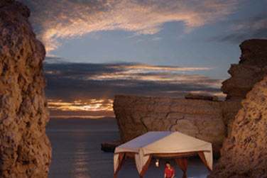 Pavillon de massage dans un coin isol de la plage pour un massage en plein air face  la mer